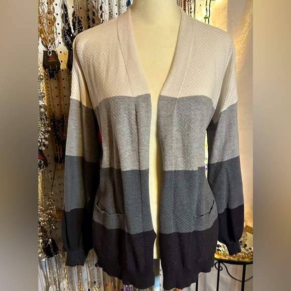 🍁3 for$25🍁 Ladies XL Gray & White Color Block Pocket Cardigan - Picture 1 of 5